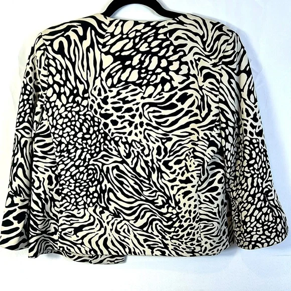 Anne Klein Black and White animal, print jacket size small lined flare sleeve - Picture 3 of 6